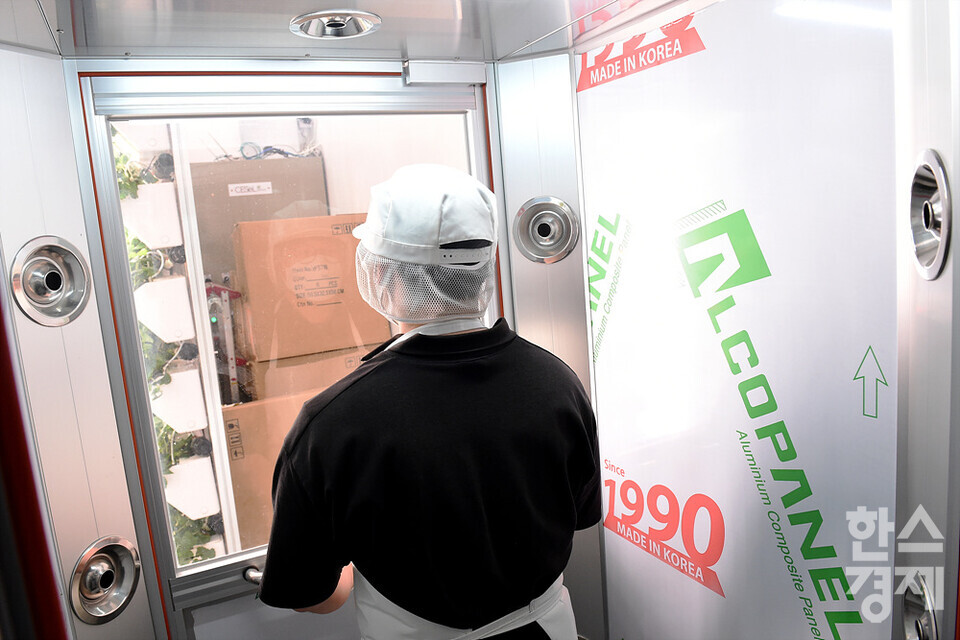 김정원 재배사가 도심 속 스마트팜에서 입장 전 에어 샤워를 하고 있다. /수원=김근현 기자