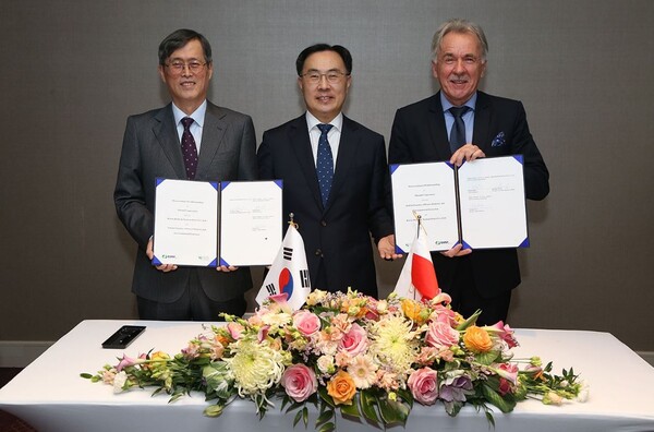 정재훈 한수원 사장이 지난해 11월 폴란드를 방문, 바르샤바 쉐라톤그랜드호텔에서 폴란드 전력산업협회(IGEOS)와 현지 공급망 개발 및 구축을 위한 양해각서를 체결하고 기념촬영을 하고 있다. (왼쪽부터) 정재훈 한수원 사장, 문승욱 산업통상자원부 장관, 보그단 필치(Bogdan Pilch) IGEOS 협회장./한국수력원자력