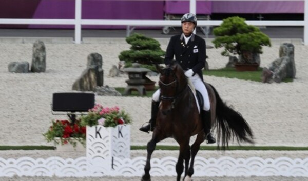 김승연 한호그룹 회장의 삼남 김동선이 태극 마크를 달았다. 김동선이 2021년 7월 24일 2020 도쿄올림픽 승마 마장마술 예선에서 연기를 하고 있다. /연합뉴스