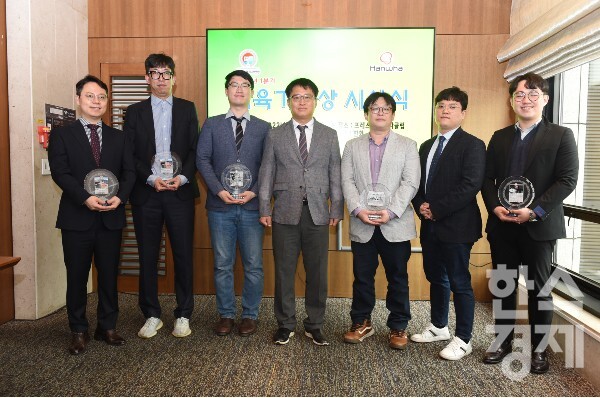 본지 이정인(가장 오른쪽) 기자가 2022년 1분기 체육기자상을 수상했다. /김근현 기자