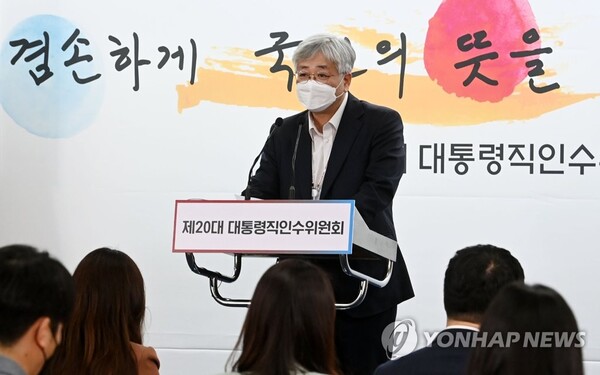 심교언 제20대 대통령직 인수위원회 부동산 태스크포스(TF) 팀장이 26일 서울 종로구 통의동 인수위 기자회견장에서 경기도 분당과 일산 등 1기 신도시 정비사업과 관련, 브리핑을 하고 있다. / 연합뉴스