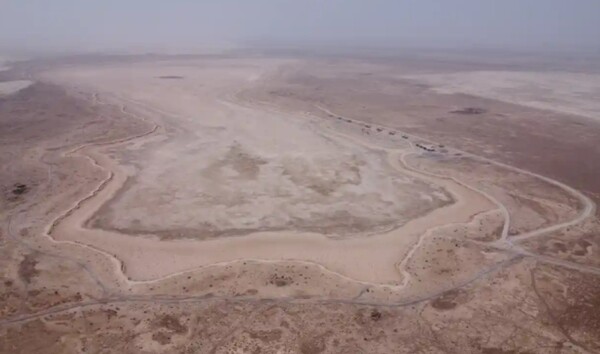 기후 변화와 잘못된 농업 정책으로 사막화가 되고 있는 이라크 사와 호수/사진=가디언