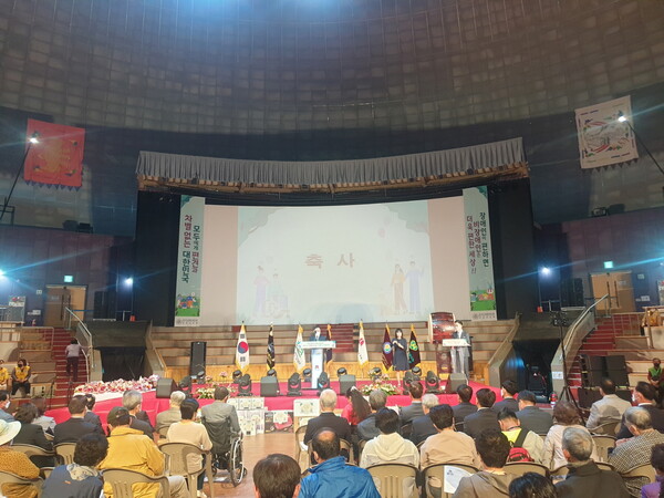 안성시가 29일 안성맞춤랜드 남사당공연장에서 사단법인 경기도장애인 복지회 안성시지부 주관으로 '제42회 장애인의 날 기념식 및 어울마당'을 개최했다./ 안성시 제공