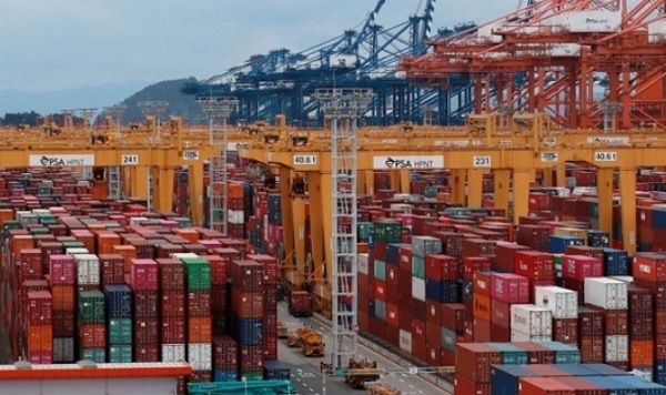 4월 수출이 역대 최고치를 기록했으나, 에너지가격이 폭등으하면서 무역수지는 적자를 기록했다./사진=연합