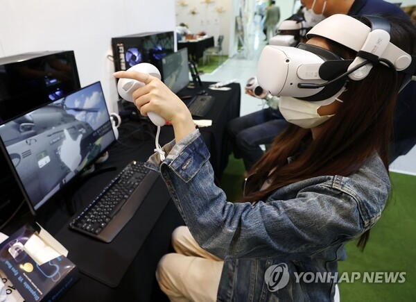 관람객이 소형무장헬기 VR(가상현실) 훈련장비를 체험하고 있다. /연합뉴스