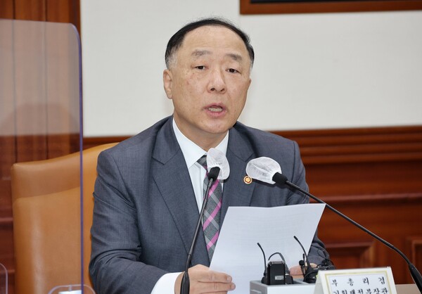 홍남기 경제부총리 겸 기획재정부 장관이 3일 오전 정부서울청사에서 문 정부 마지막으로 열린 물가관계장관회의를 주재하고 있다. / 연합뉴스