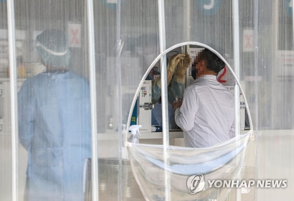 3일 오후 9시 기준 코로나19 신규 확진자가 4만7732명 발생했다. / 연합뉴스