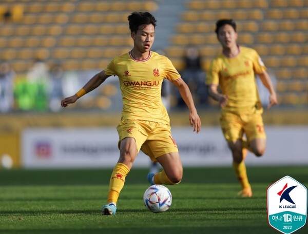 광주FC 엄지성이 드리블을 하고 있다. /한국프로축구연맹 제공