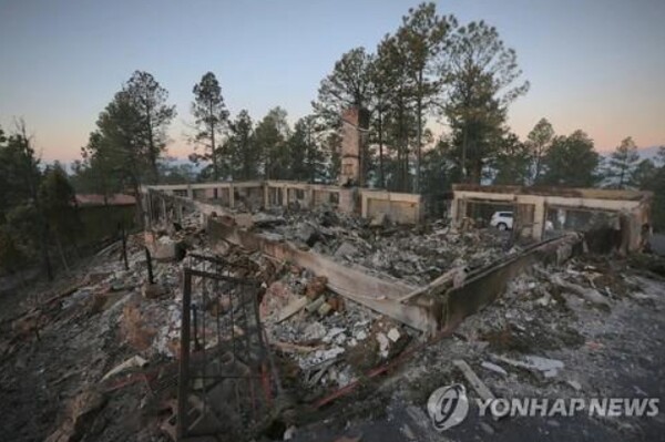 산불로 잿더미가 된 뉴멕시코주 루이도소 마을 건물/연합뉴스