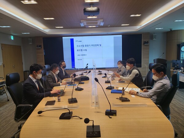 9일 남동발전 진주 본사에서 남동발전 내·외부 관계자들이  KOEN형 수소생태계 조성을 위한 회의를 진행하고 있다./한국남동발전