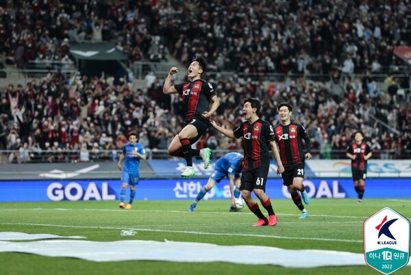 FC서울은 주축으로 자리 잡은 1996년생 선수들의 활약이 눈에 띈다. 4월 10일 수원 삼성과 경기에서 나상호(왼쪽)와 한승규(가운데)가 기뻐하고 있다. /한국프로축구연맹 제공