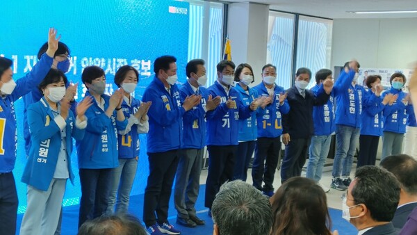 더불어민주당 최대호 안양시장 후보가 10일 선거사무소 개소식을 열고 제8회 전국동시지방선거 승리를 위한 본격적인 선거운동에 돌입했다./김두일 기자