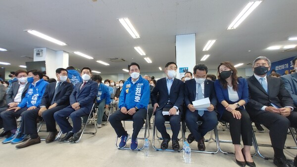 이날 개소식에는 강득구 국회의원(안양 만안), 민병덕 국회의원(안양 동안갑), 이재정 국회의원(안양 동안을) 및 염태영 전 수원특례시장, 한대희 군포시장 후보 외 시ㆍ도의원 후보 등 300여 명의 내빈이 참석했다./김두일 기자