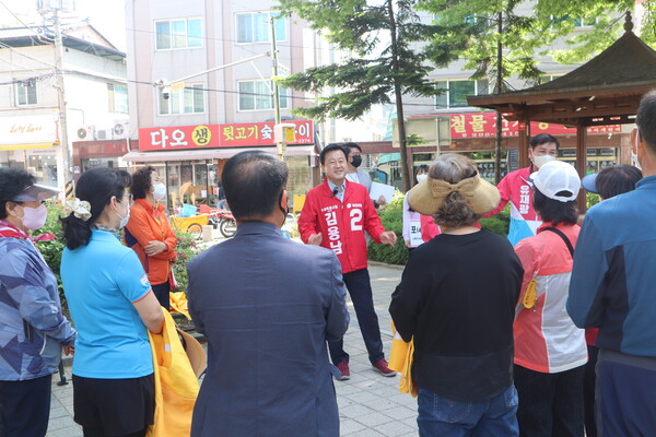 김용남 후보가 구운동에 위치한 칙칙폭폭 어린이공원에서 간담회를 진행하고 있다./ 김용남 캠프 제공