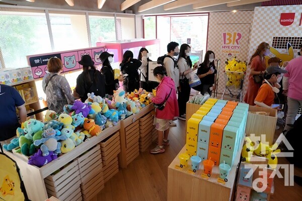 시민들이 12일 오전 서울 용산구 포켓몬 위드 하이브 시티에서 밴딩머신에 있는 포켓몬 빵을 구매하기 위해 줄서고 있다. /김근현 기자