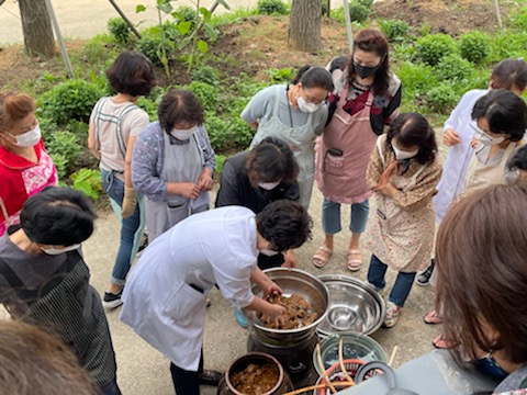 과제교육을 통해 지역 특산물을 활용한 다양한 요리법을 연구하고 있다./ 평택시 제공