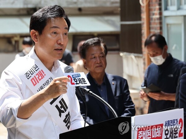 오세훈 국민의힘 서울시장 후보가 13일 서울시 서대문구 세검정로 한 아파트 관리사무소 앞에서 서울형 고품질 임대주택 건설계획을 발표하고 있다. / 연합뉴스