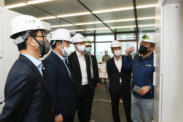 현대重그룹 권오갑 회장과 주요 계열사 사장단 GRC 현장을 둘러보고 있다. / 현대중공업그룹 제공