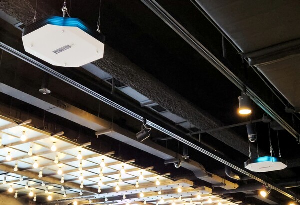 CGV 홍대점에 설치된 필립스 UV-C 살균기 천정형. /사진=