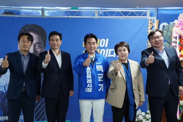 백군기 더불어민주당 용인특례시장 후보가 지난 14일 기흥구 신갈오거리 선거사무소에서 ‘시민들과 대화의 날’ 선거사무소 개소식을 가졌다./ 백군기 후보 캠프 제공