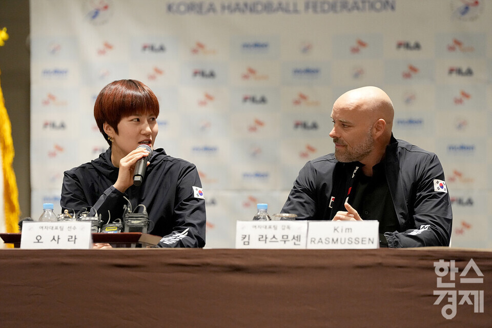 오사라(왼쪽) 여자대표팀 선수가 소감을 말하고 있다. /워커힐=김근현 기자