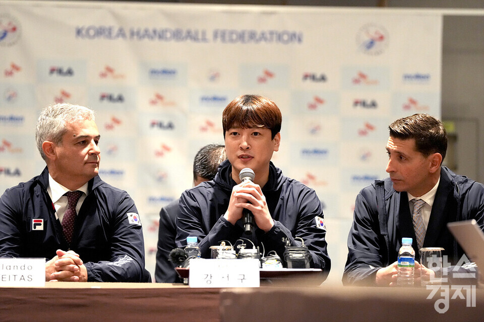 강전구(가운데) 남자대표팀 선수가 기자회견에서 소감을 말하고 있다. /워커힐=김근현 기자