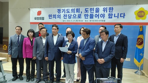 경기도의회 국민의힘 김규창, 이애형, 백현종 제 10대 도의원 및 도의원 후보들은 17일 경기도의회 브리핑룸에서 “잃어버린 5년에 대한 희생을 끌어안고 회복시켜줄 대통령·경기도지사와 함께 할 수 있도록 해달라”며 김은혜 경기도지사 후보와 국민의힘 도의원 후보들에 대한 지지와 성원을 호소했다./ 김두일 기자