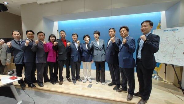 국민의힘 김은혜 경기도지사 후보와 경기도의원 후보자들이 사진 촬영을 하고 있다./ 김두일 기자