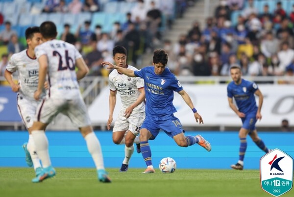 이기제와 전진우(가운데)의 득점에 힘입은 수원 삼성은 김천 상무를 2-1로 제압했다. /한국프로축구연맹 제공