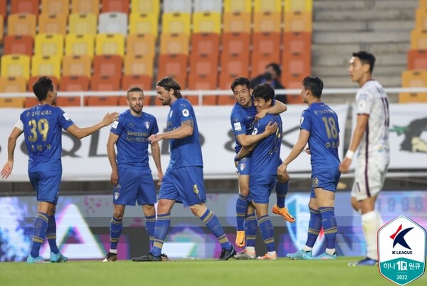 홈 3연승을 기록한 수원 삼성은 8위로 순위를 끌어올렸다. /한국프로축구연맹 제공