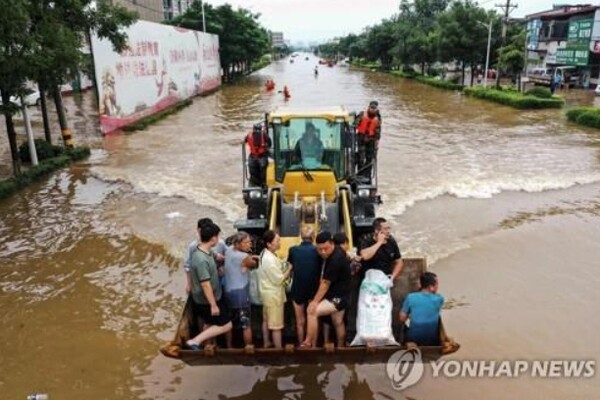 지난 7월 중국 허난성에서 폭우 피해로 중장비로 주민을 대피시키는 모습/연합뉴스