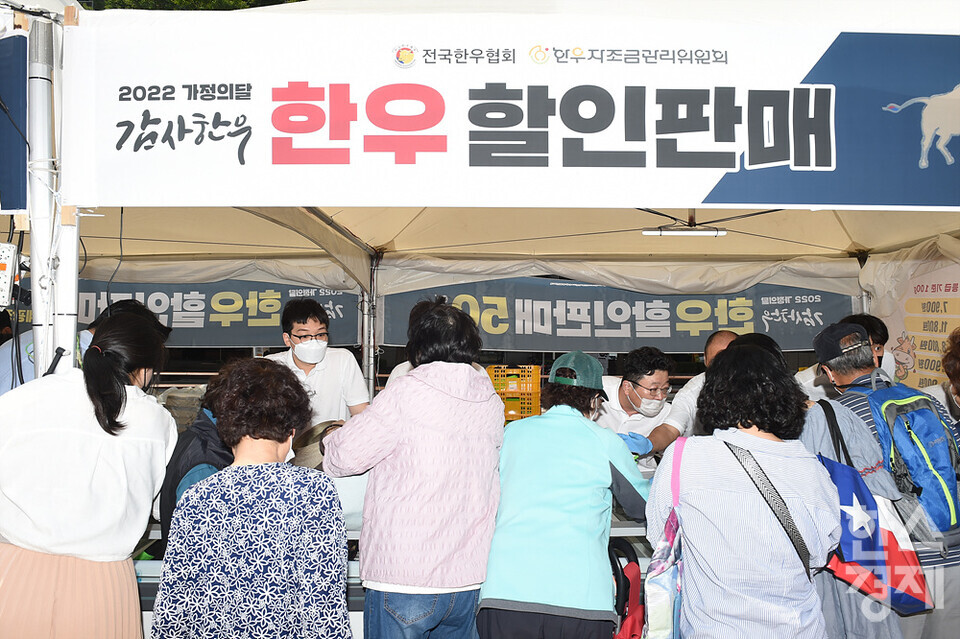 시민들이 19일 오전 서울 종로구 청계광장에 마련된 '2022 가정의달 감사한우' 행사장에서 한우를 구매하고 있다. /청계광장=김근현 기자
