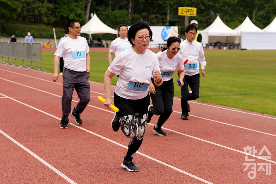 한중일 외교 관계자들을 비롯한 참가자들이 19일 오후 서울 송파구 잠실종합운동장 보조경기장에서 열린 CJK Marathon 2022 Virtual Run에 참가해 질주하고 있다. /잠실종합운동장=김근현 기자