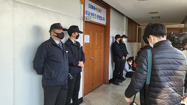 법인카드와 관련해 압수수색이 진행 중인 담당부서./김두일 기자