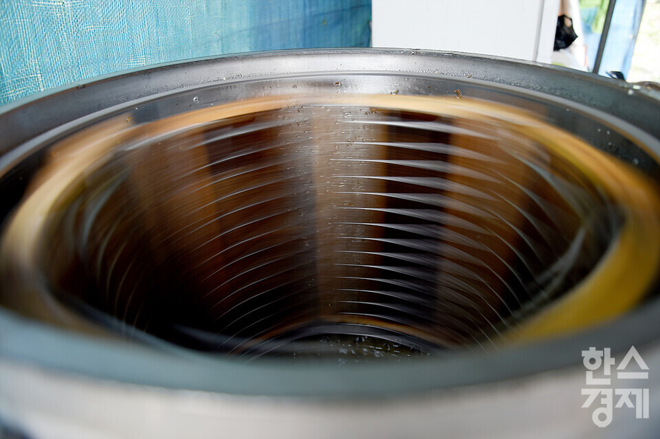 세계 벌의 날을 하루 앞둔 19일 오전 서울 관악구 도심양봉장에서 채밀기에 들어있는 꿀벌판에서 꿀이 채밀되고 있다. /김근현 기자