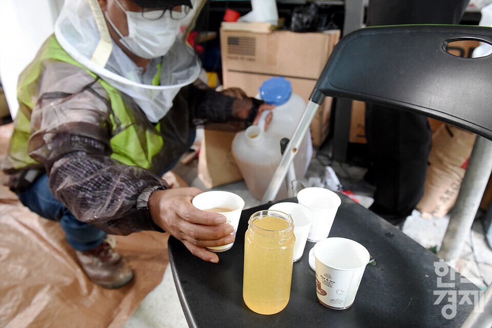 세계 벌의 날을 하루 앞둔 19일 오전 서울 관악구 도심양봉장에서 한 직원이 채밀된 꿀을 선보이고 있다. /김근현 기자