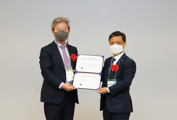 포스코 김학동 부회장(오른쪽)이 글로벌 품질경영인 대상을 수상했다./ 포스코 제공