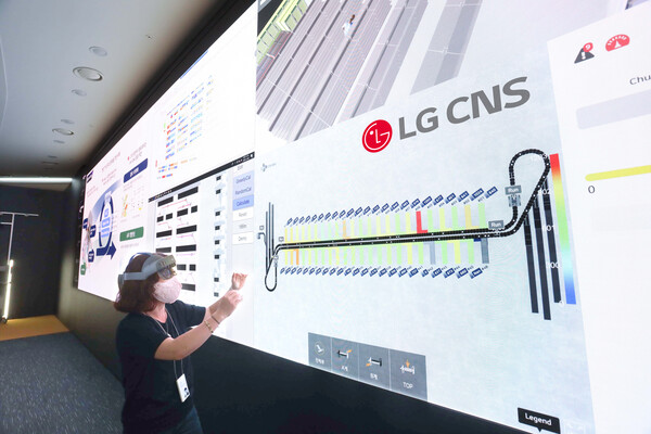 LG CNS 본사 이노베이션 스튜디오에서 메타버스를 체험하는 모습. /사진=LG CNS