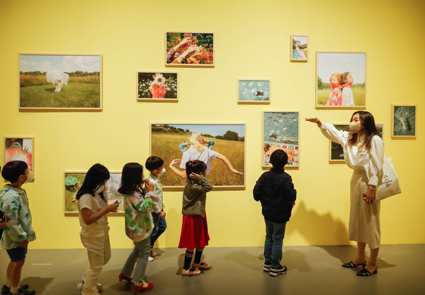 DL이앤씨 임직원 자녀들이 서울 성동구 디뮤지엄에서 전시를 관람하고 있다. /DL이앤씨 제공