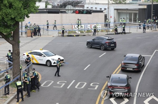 조 바이든 미국 대통령 방한 이틀째인 21일 오전 바이든 대통령의 숙소로 알려진 서울 용산구 그랜드 하얏트호텔 주변에 경찰 병력이 배치되어 있다. /사진=연합뉴스