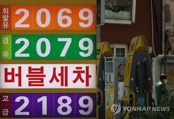 한국석유공사 유가정보 사이트인 오피넷에 따르면 경유 가격이 휘발유 가격을 14년 만에 추월했다. /사진=연합뉴스