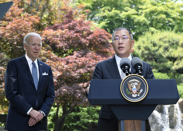 정의선 현대자동차그룹 회장과 조 바이든 미국 대통령이 22일 오전 그랜드 하얏트 서울 호텔에서 환담을 가진 후 국내외 언론을 대상으로 브리핑하고 있다. /사진=현대차