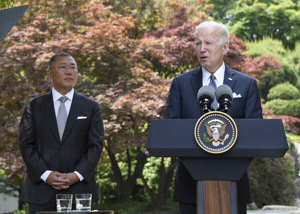 조 바이든 미국 대통령이 정의선 현대차그룹 회장이 지켜보는 가운데 스피치를 하고 있다. /사진=현대차
