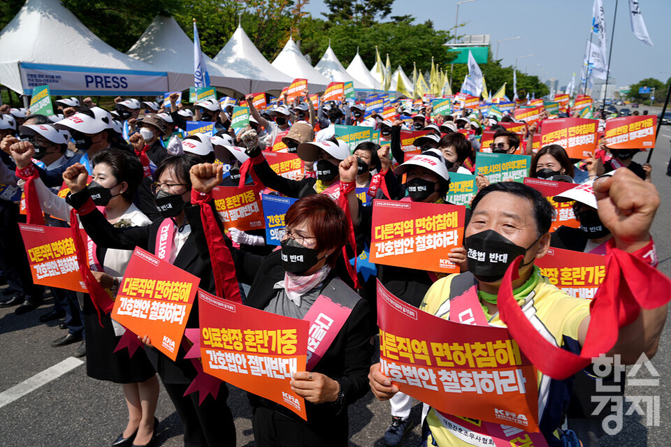의사-간호조무사들이 22일 오후 서울 영등포구 여의도공원 근처에서 간호법 제정 저지를 위한 전국 의사-간호조무사 공동 궐기대회를 하고 있다. /김근현 기자