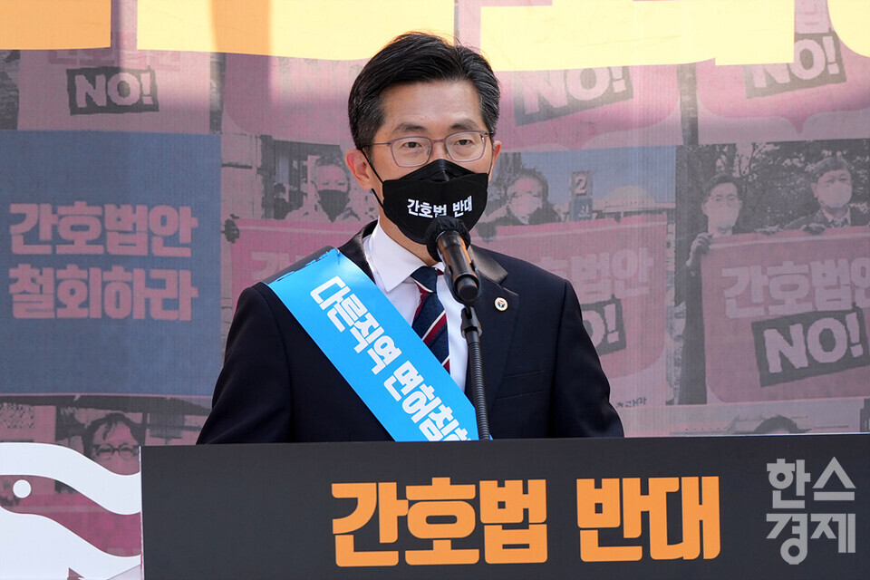 이필수 대한의사협회 회장이 22일 오후 서울 영등포구 여의도공원 근처에서 열린 간호법 제정 저지를 위한 전국 의사-간호조무사 공동 궐기대회에서 대회사를 하고 있다. /김근현 기자