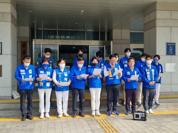 최대호 안양시장 후보와 이재정･강득구･민병덕 국회의원을 비롯한 관계자들이 기자회견을 진행하고 있다./ 김두일 기자