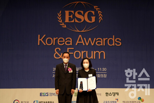 송진현 한스경제 대표발행인이 27일 오전 서울 중구 한국프레스센터에서 열린 제3회 2022 ESG Korea Awards & Forum에서 SK에 대한민국 ESG Frontier 최우수상(비금융지주 업종)을 수여하고 있다. 제3회 2022 ESG Korea Awards & Forum는 한스경제와 ESG행복경제연구소가 공동 주최했다. / 김근현 기자