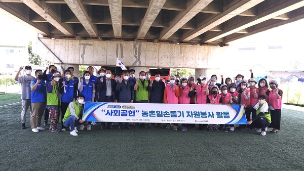 경기도장애인체육회가 지난 24일 화성시 비봉면의 딸기 재배 농가를 방문해 사무처 임직원 19명이 참여한 가운데 딸기모 제거 작업 등 농촌 일손돕기 봉사활동을 진행했다./ 경기도장애인체육회 제공