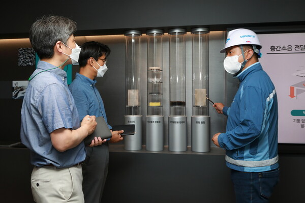 삼성물산 관계자들이 래미안 고요안랩에서 층간소음 기술을 확인하고 있다. / 삼성물산 제공