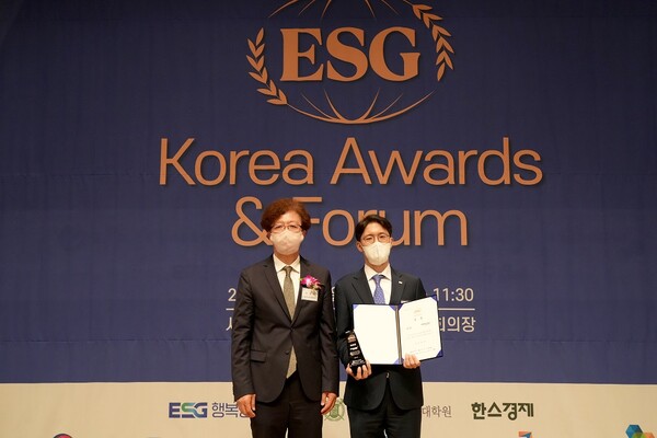 미래에셋증권이 27일 서울 중구 한국프레스센터에서 열린 ‘제3회 ESG Korea Awards & Forum(ESG 코리아 어워즈 & 포럼)’에서 특별상(서울대 환경대학원장상)을 수상했다. 수상자로 참석한 김도현 경영혁신본부장(오른쪽)이 조경진 서울대 환경대학원장과 기념촬영을 하고 있다.
